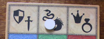 Der Spieler tippt auf die Schlange und den Drachen.