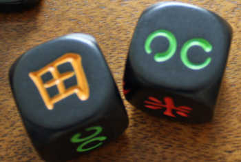 Der Spieler würfelt die beiden Symbole.