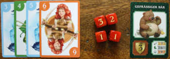 Der Spieler übt einen Schlag aus mit vier Würfeln.
