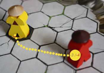 Fernkampf: Gelb verliert pro Feld ein Energie, Rot verliert 4 Energie und wehrt ab.