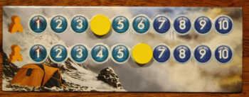 Die Sauerstofftabelle ist das A und O im Spiel. Hier können die Spieler den Zustand ihrer Bergsteiger ablesen.